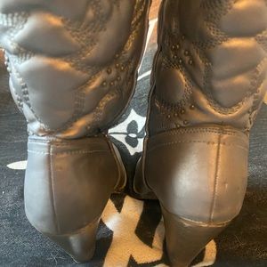 Cowboy boots size 7